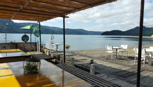 秋田県　パパ活　女性　十和田湖マリンブルー